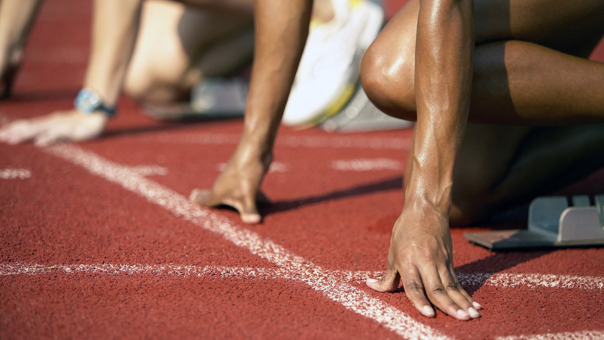 “简阳文体中心：羽毛球赛场上的快速反应与精准击球”